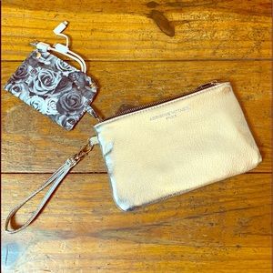 ❄️ Adrienne Vittadini CHARGING Wristlet NWOT
